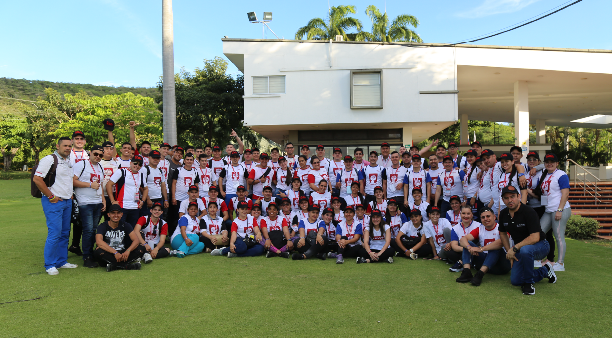 Gran grupo de participantes celebrando al cierre de un programa de formación
