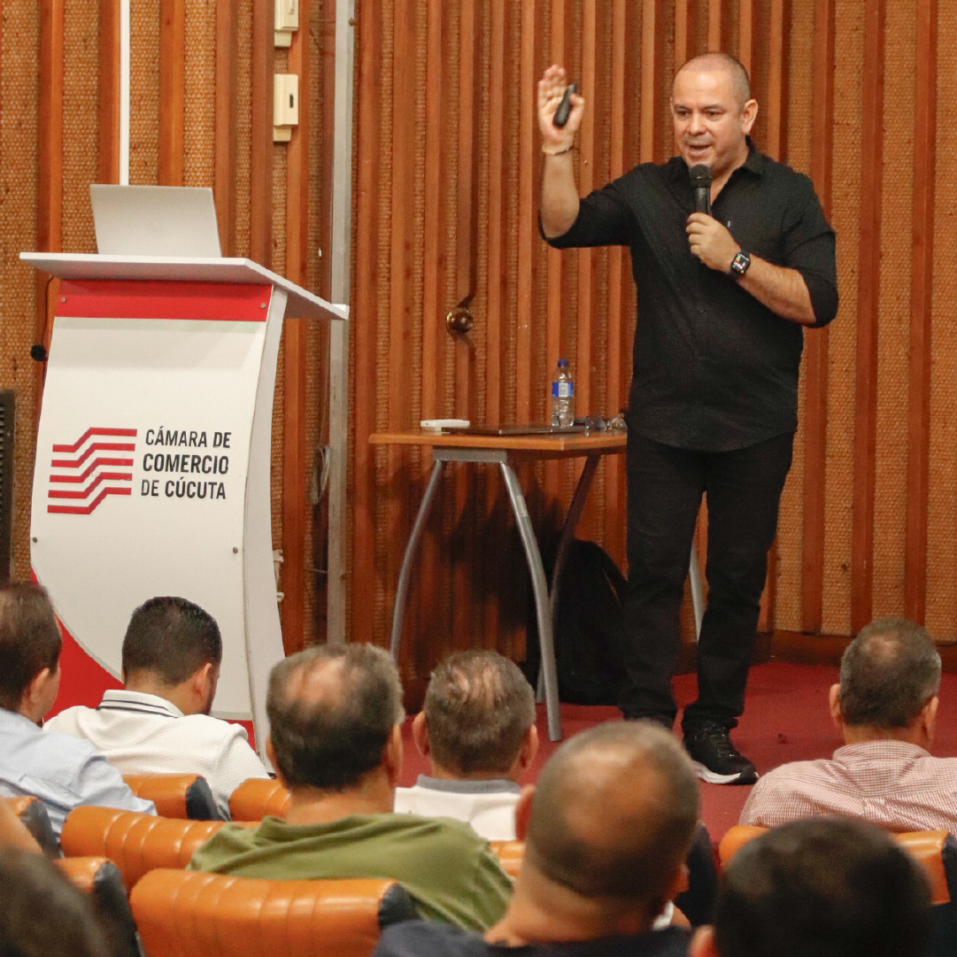 José Luis Ramírez como speaker en la Cámara de Comercio de Cúcuta