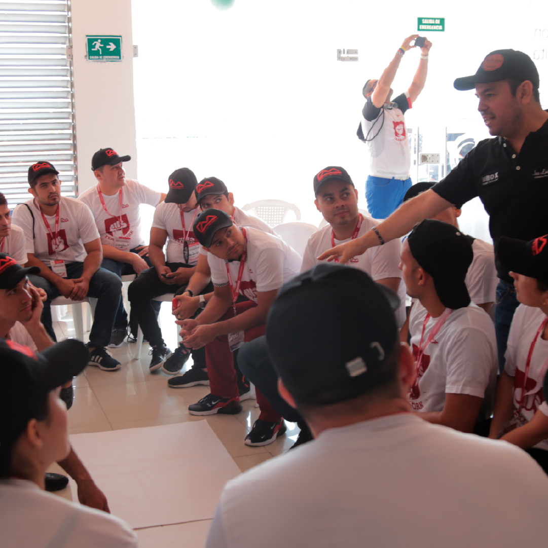 José Luis Ramírez conversando con un grupo de participantes en un entrenamiento