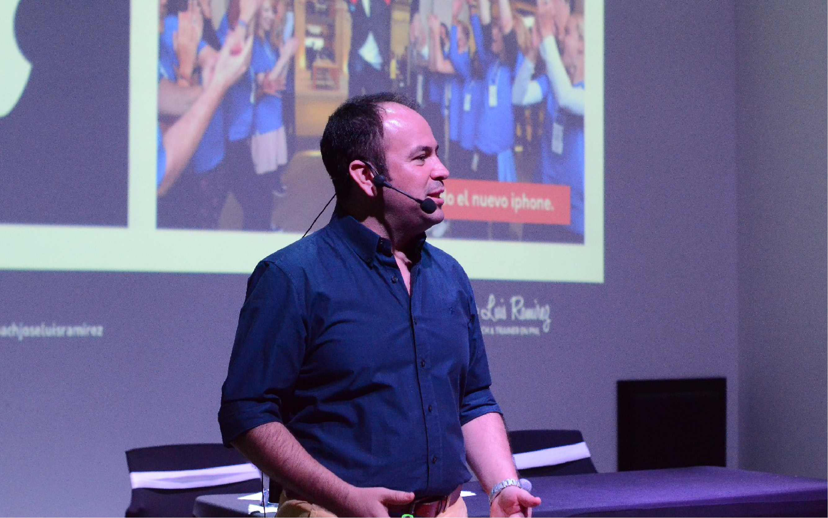 José Luis Ramírez facilitando una experiencia de liderazgo