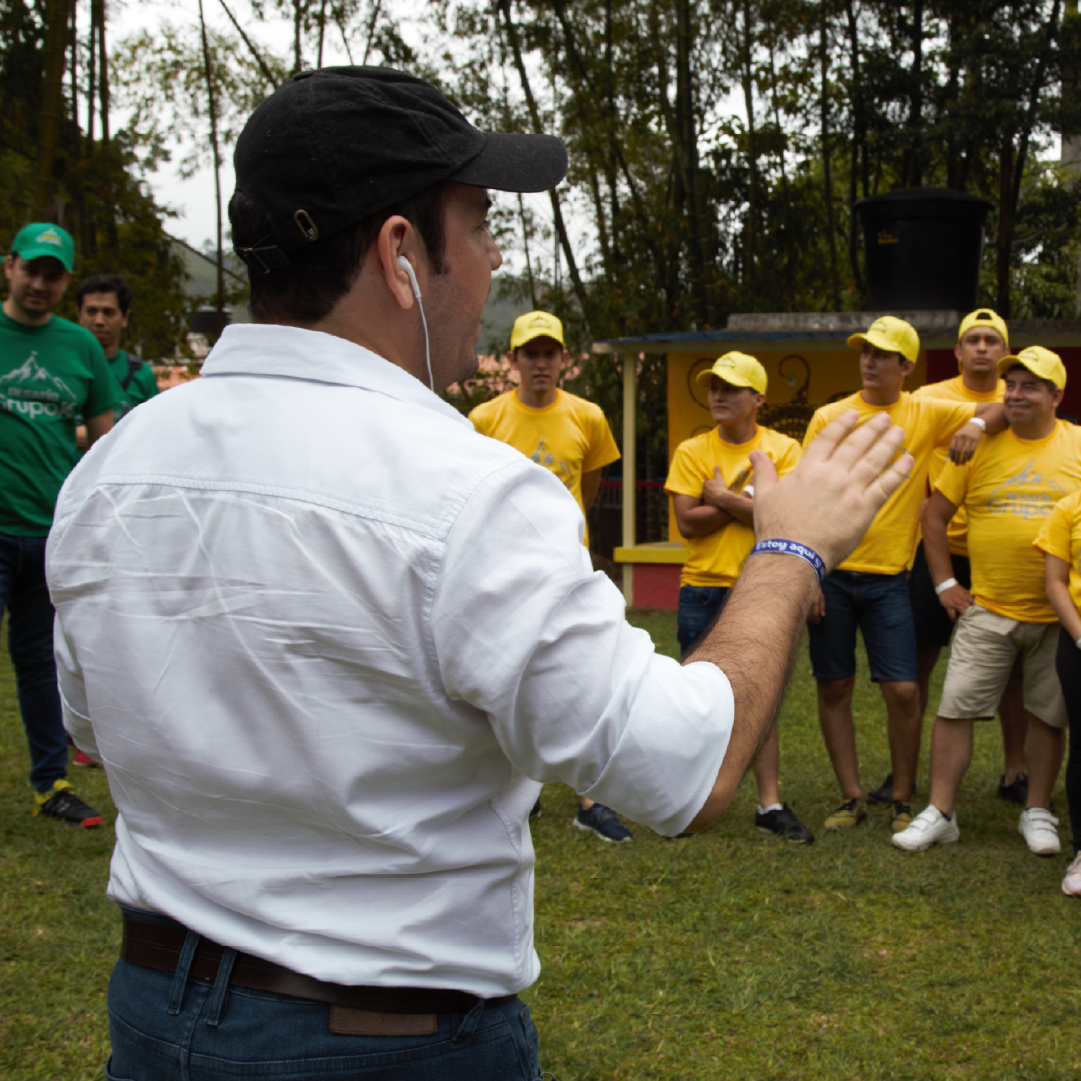 José Luis Ramírez liderando una dinámica de equipo al aire libre
