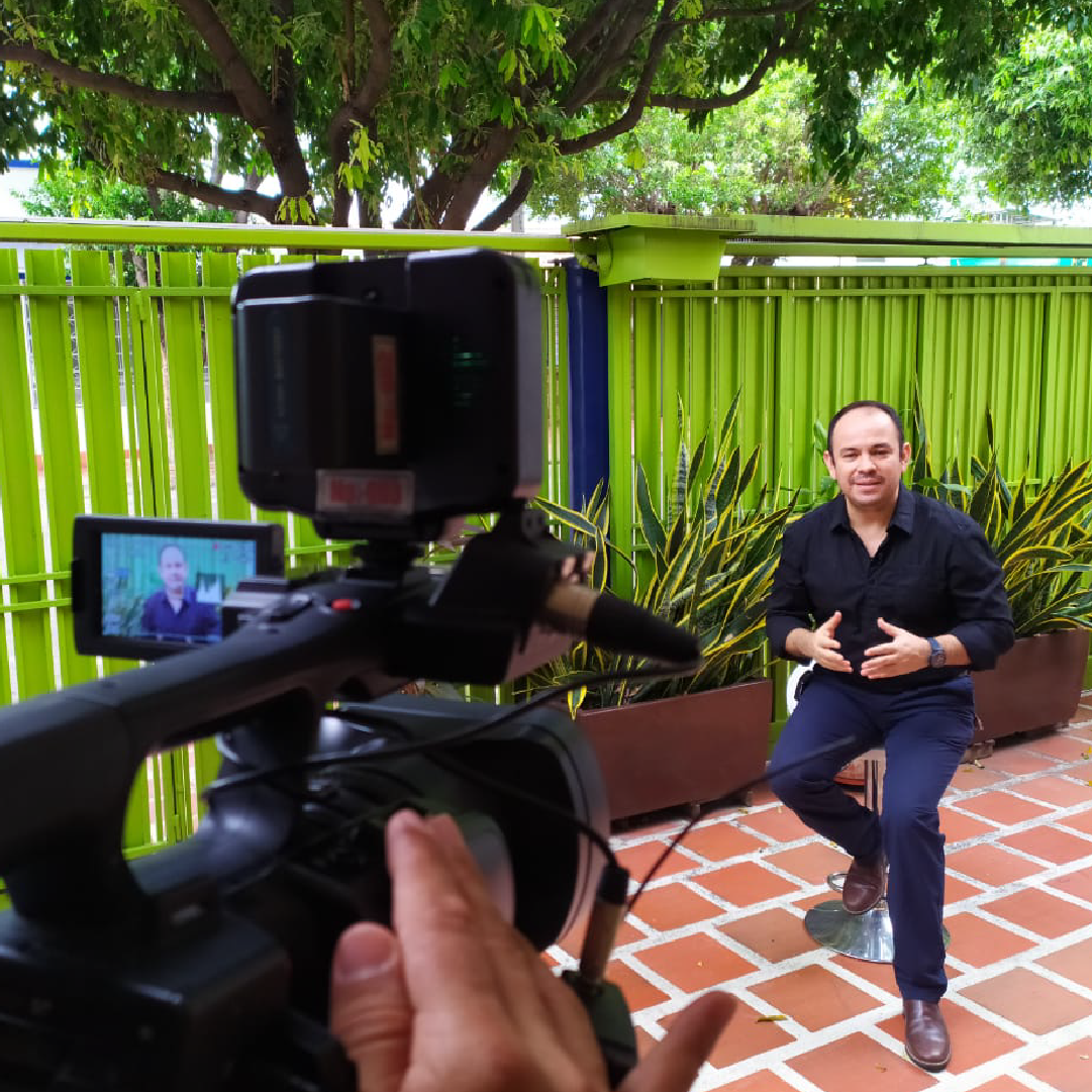 José Luis Ramírez grabando contenido frente a una cámara