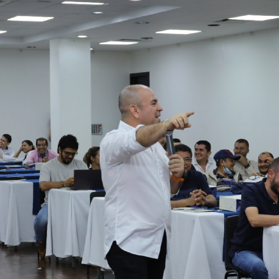 José Luis Ramírez dirigiéndose a una audiencia durante una formación