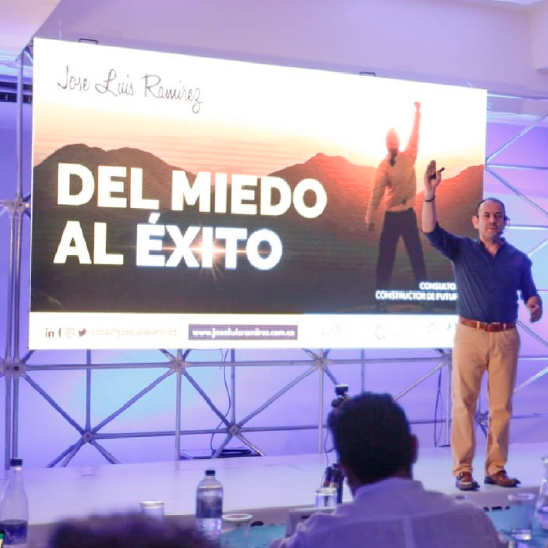 José Luis Ramírez presentando la conferencia Del Miedo al Éxito en un escenario