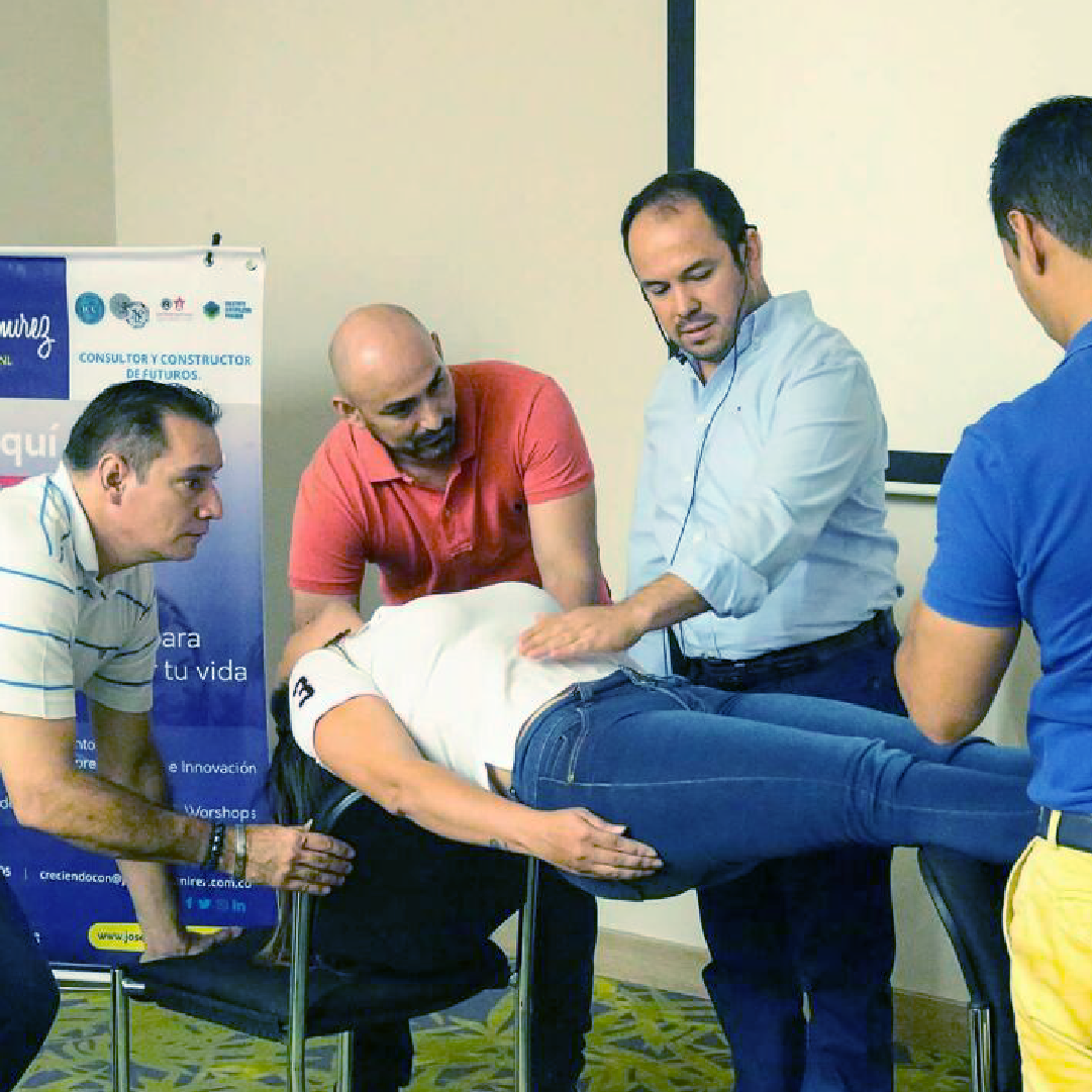 José Luis Ramírez facilitando un ejercicio práctico en un taller presencial